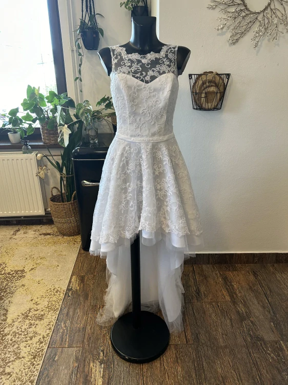 bílé krátké svatební šaty, popůlnoční šaty