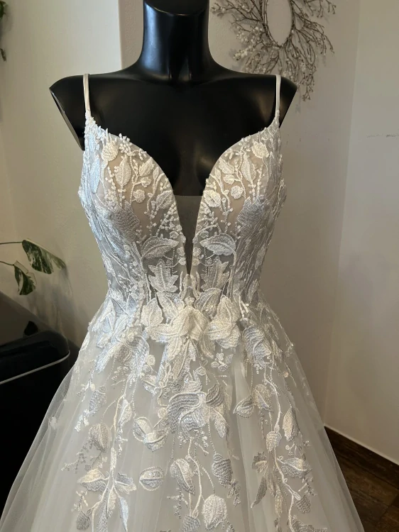 krásné svatební šaty