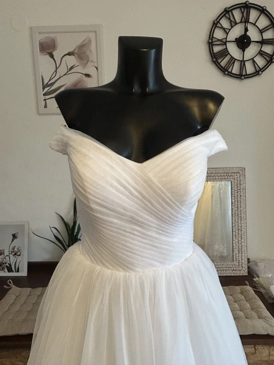 bílé svatební šaty se spadlými ramínky