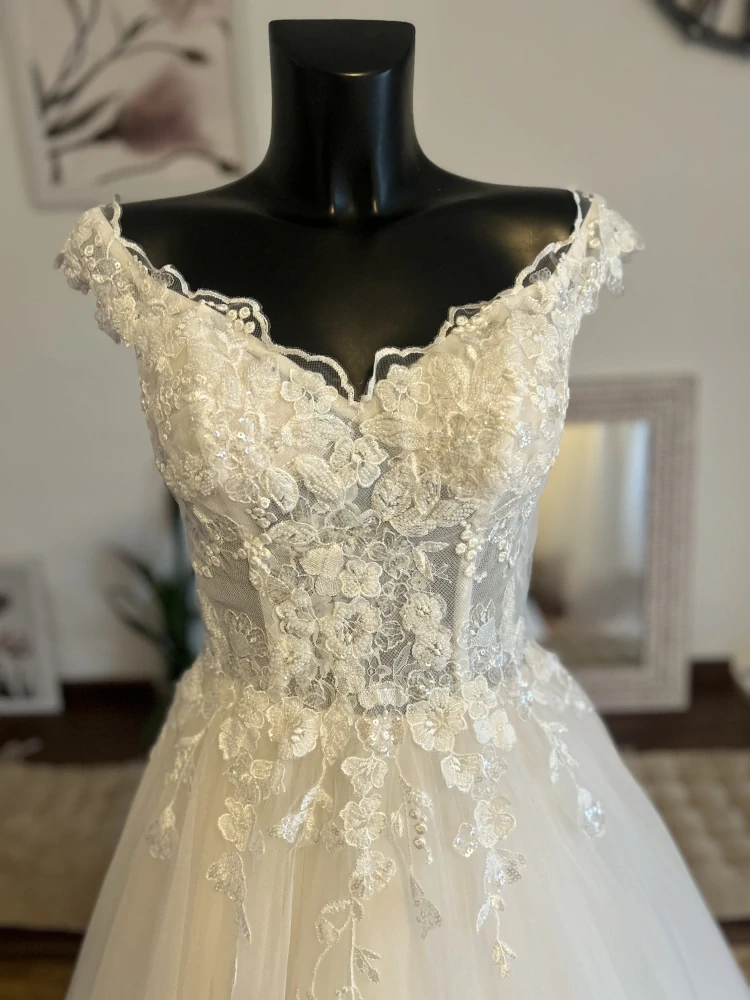 svatební šaty se spadlými ramínky