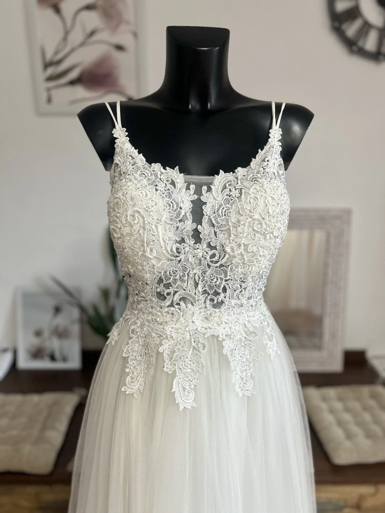 svatební šaty s rozparkem