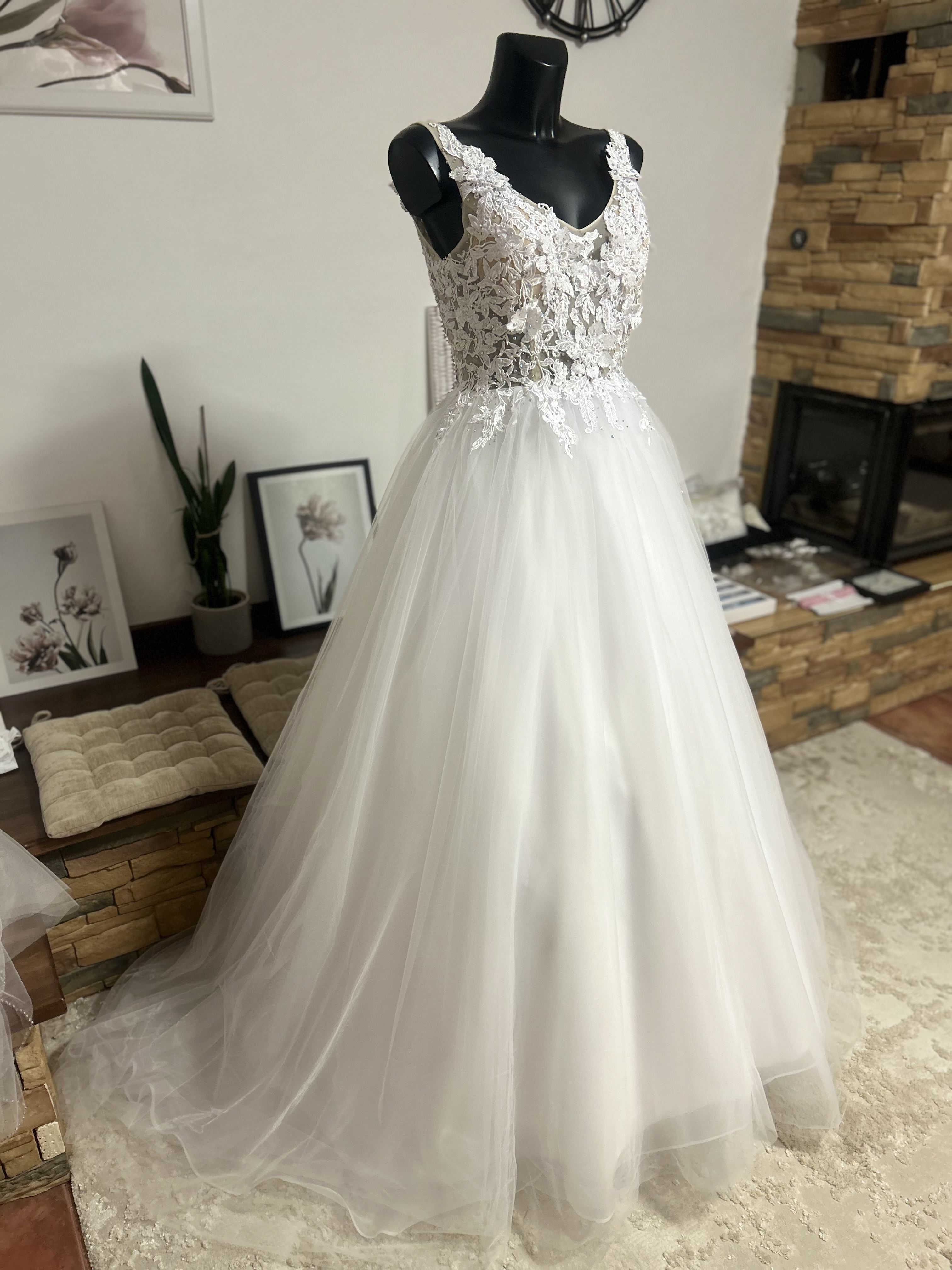 bílé svatební šaty