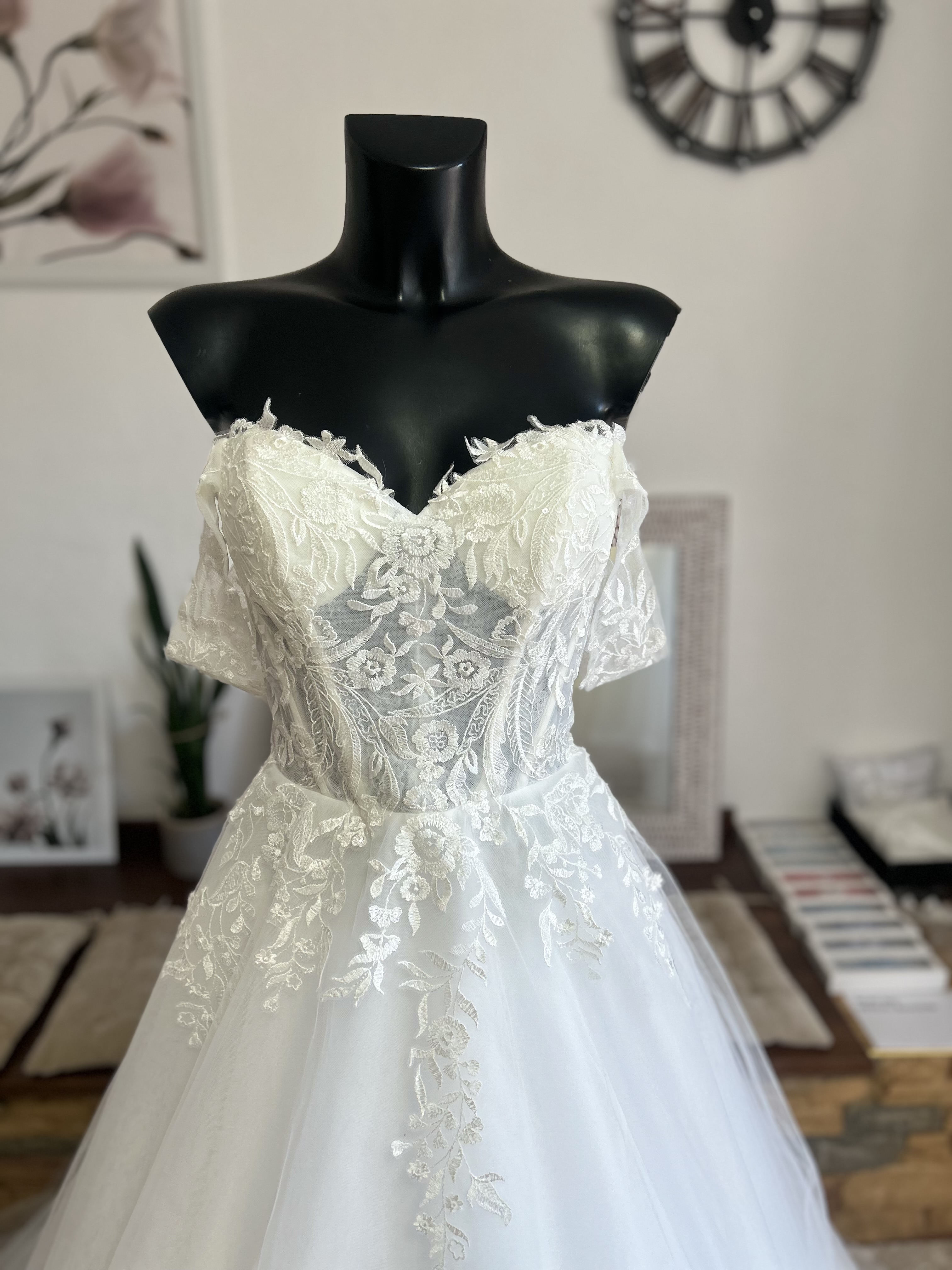 svatební šaty se spadlými ramínky