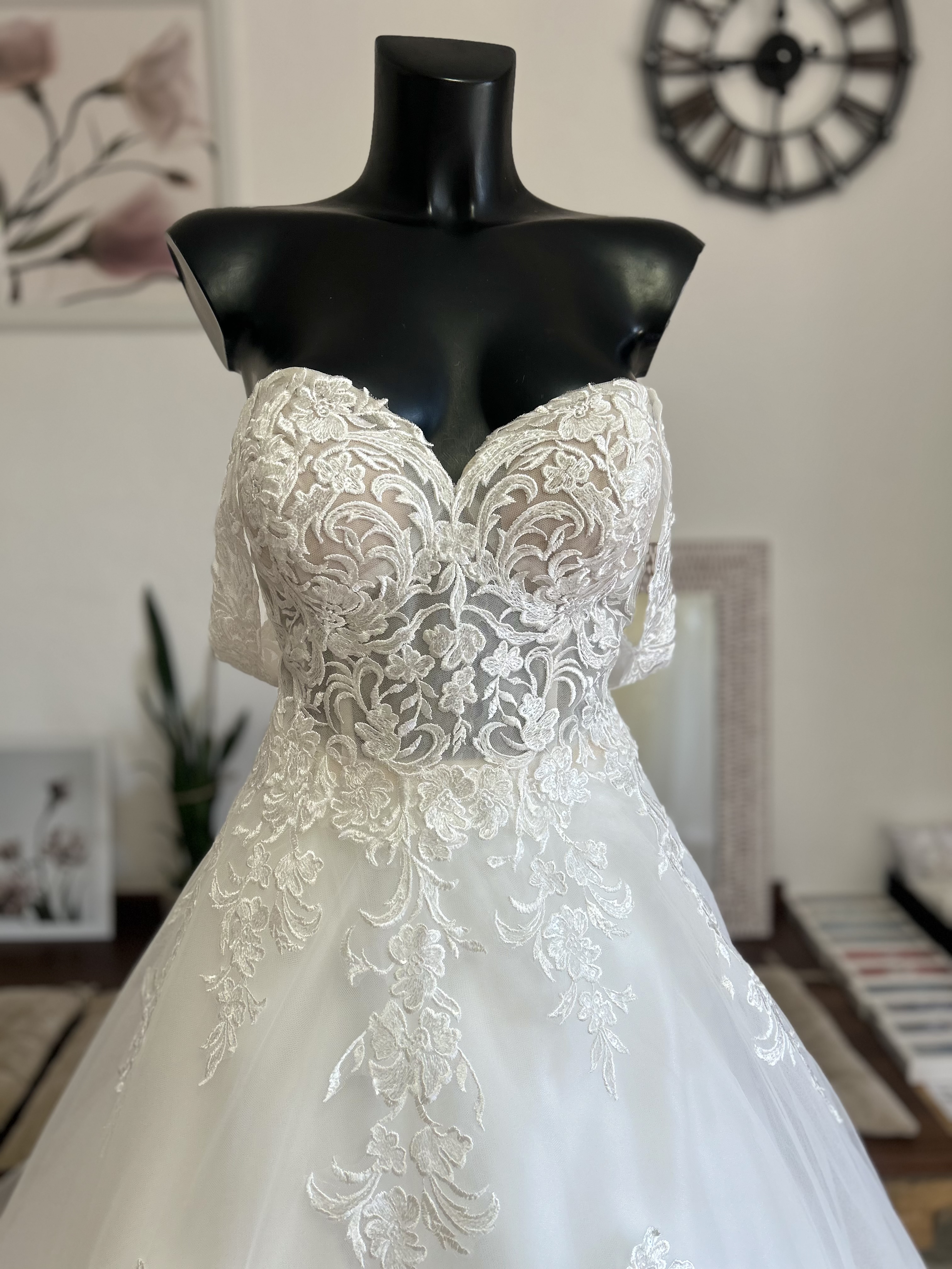 luxusní svatební šaty se spadlými ramínky a vlečkou