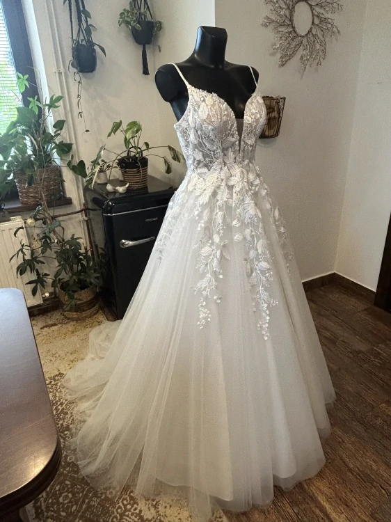 krásné svatební šaty