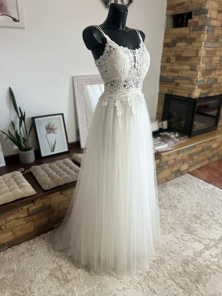 svatební šaty s rozparkem