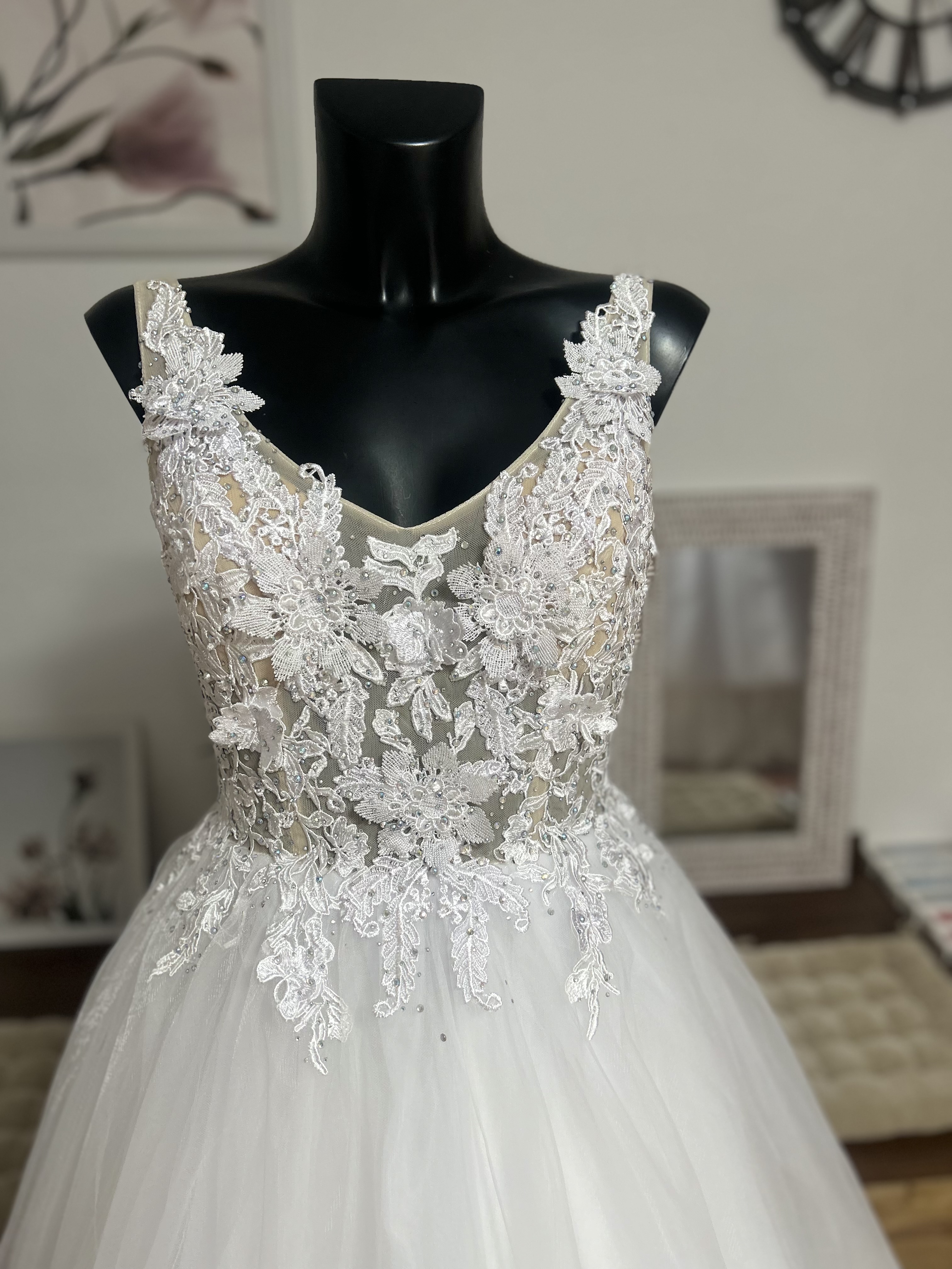 bílé svatební šaty