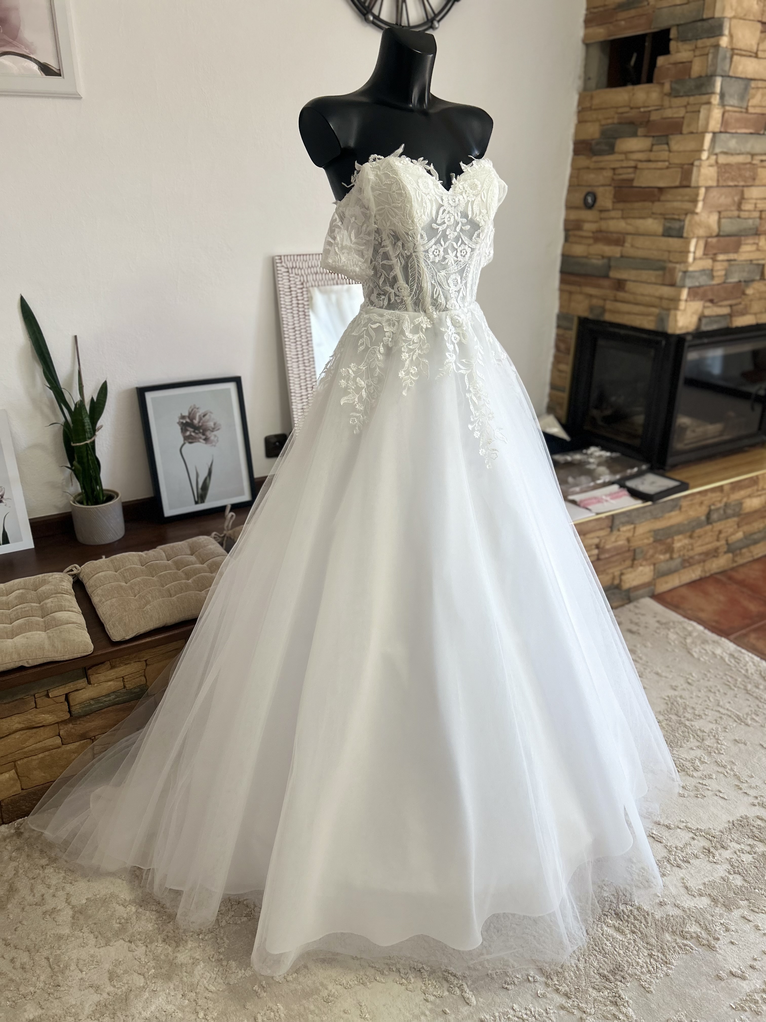 svatební šaty se spadlými ramínky