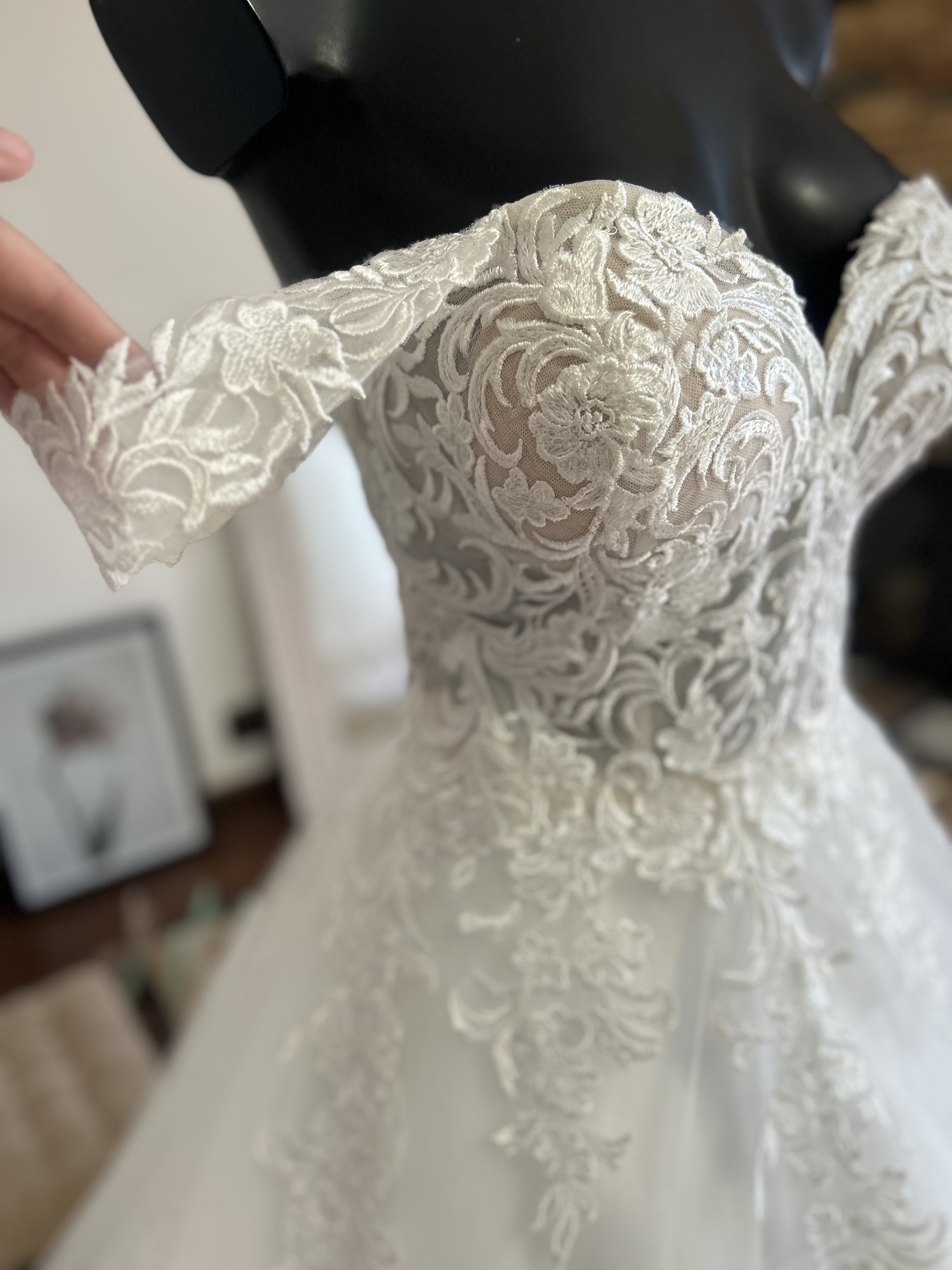 luxusní svatební šaty se spadlými ramínky a vlečkou