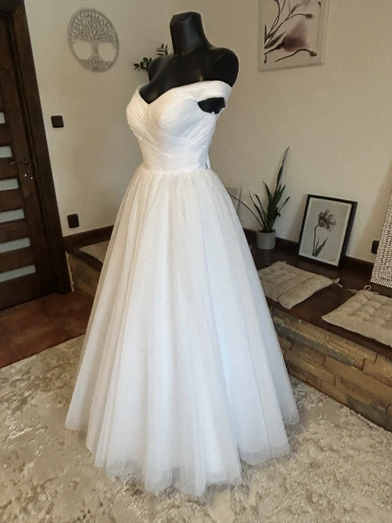 bílé svatební šaty se spadlými ramínky