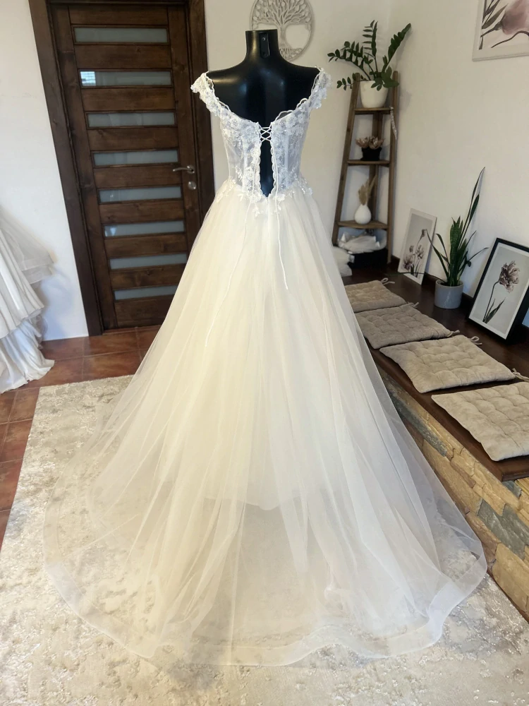 svatební šaty se spadlými ramínky