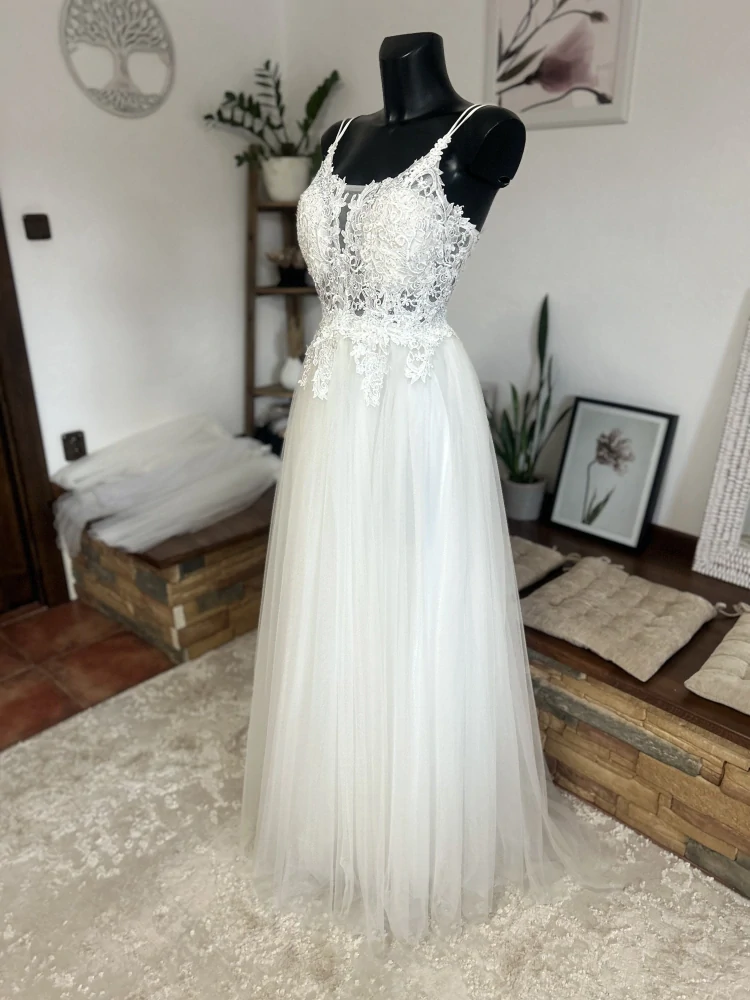 svatební šaty s rozparkem