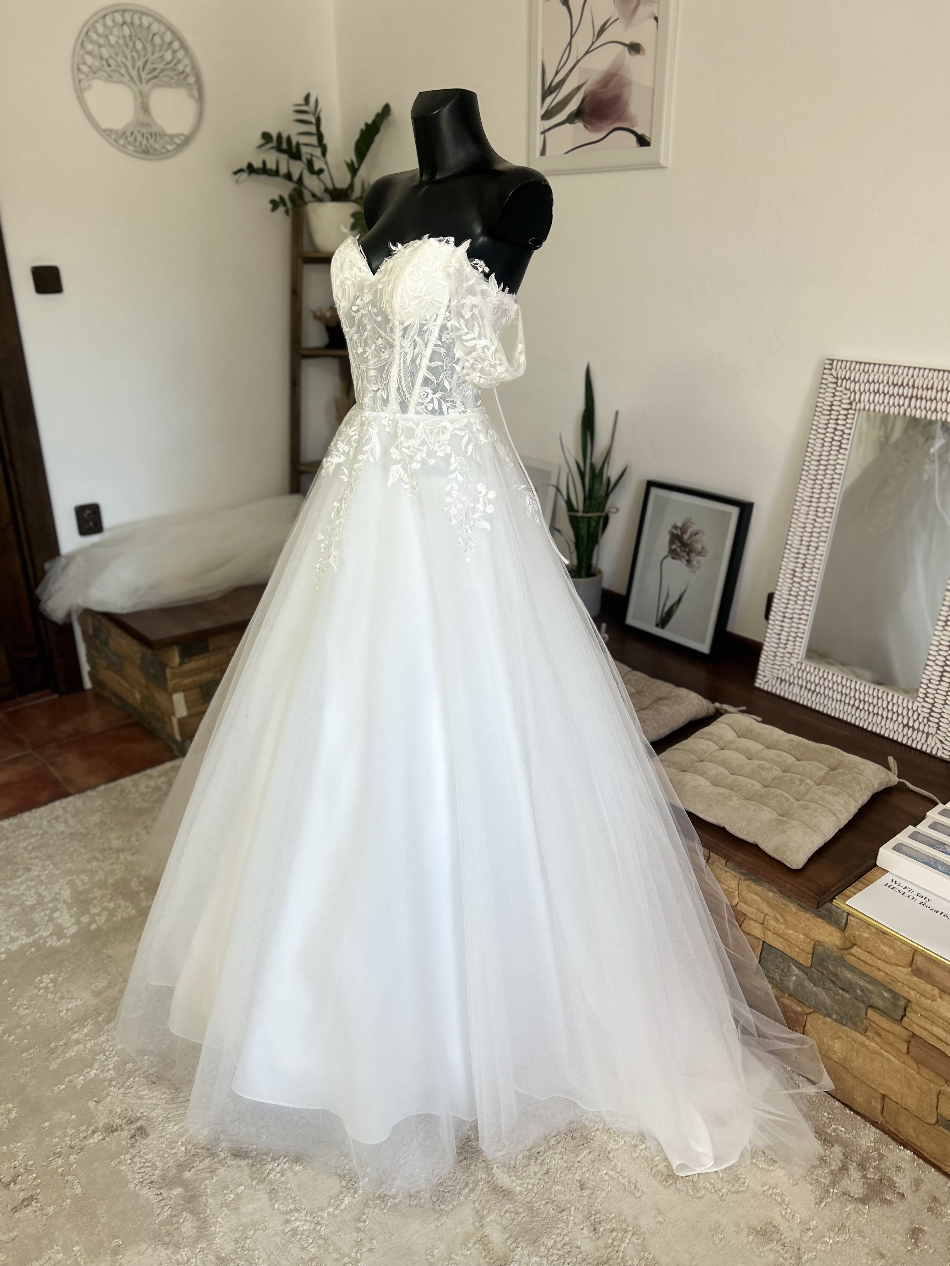 svatební šaty se spadlými ramínky