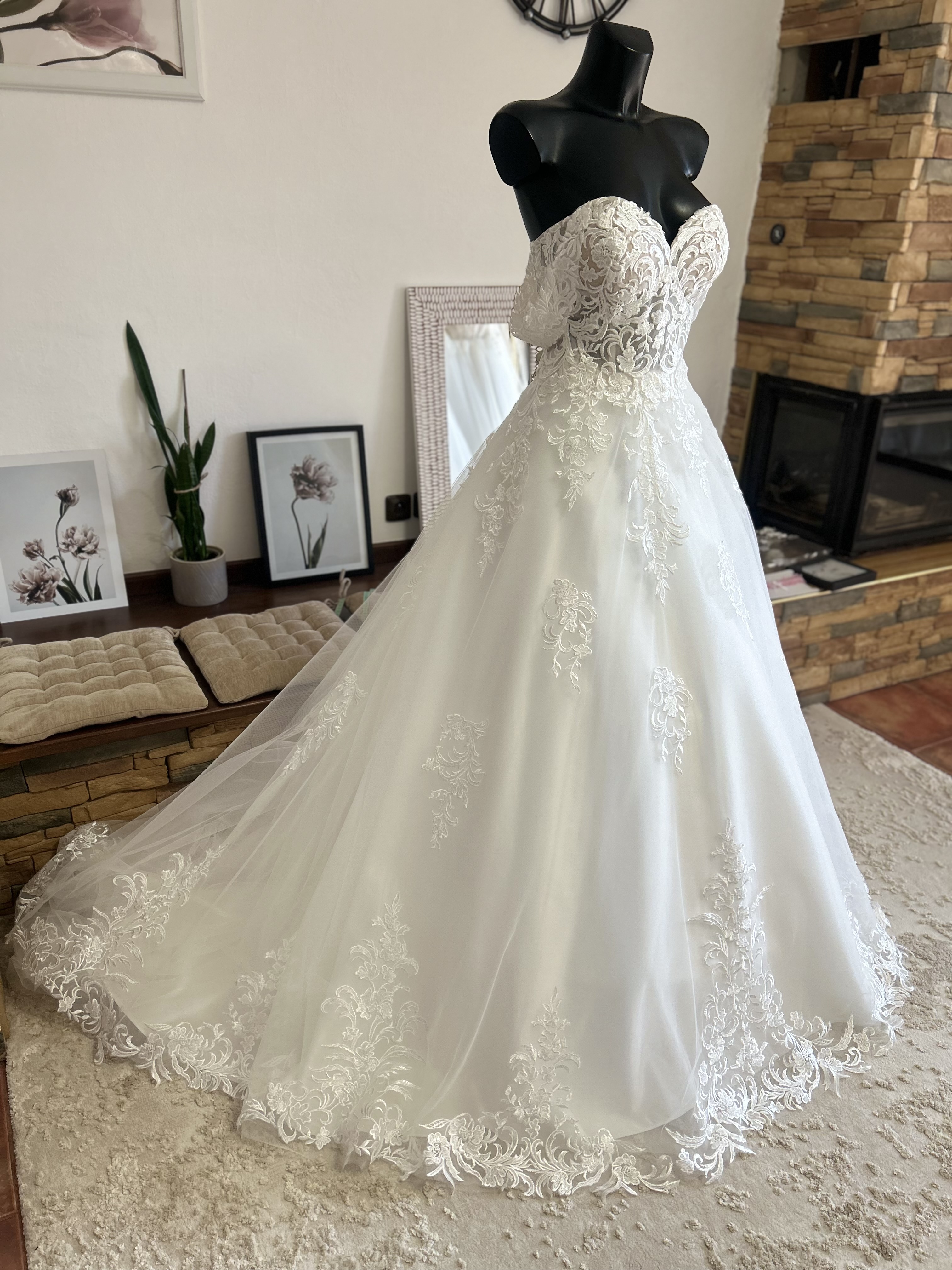 luxusní svatební šaty se spadlými ramínky a vlečkou