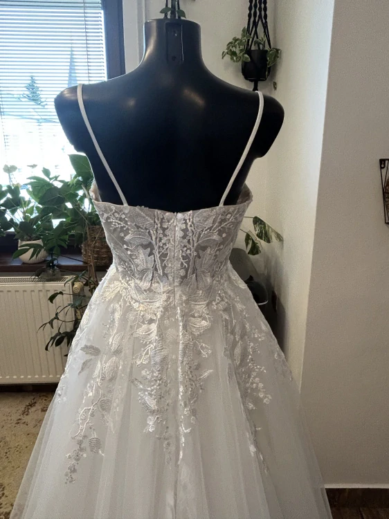 krásné svatební šaty