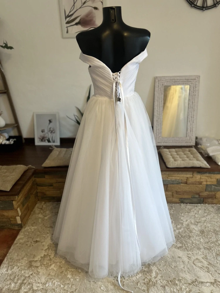 bílé svatební šaty se spadlými ramínky