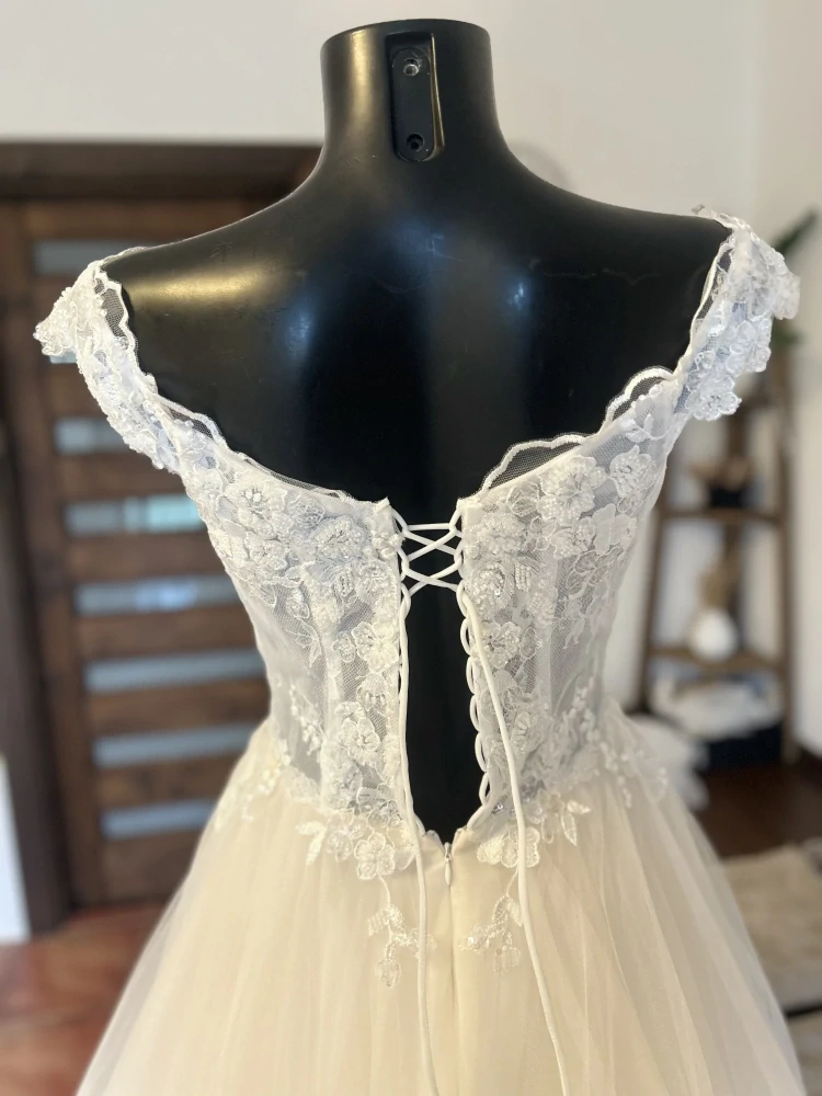 svatební šaty se spadlými ramínky