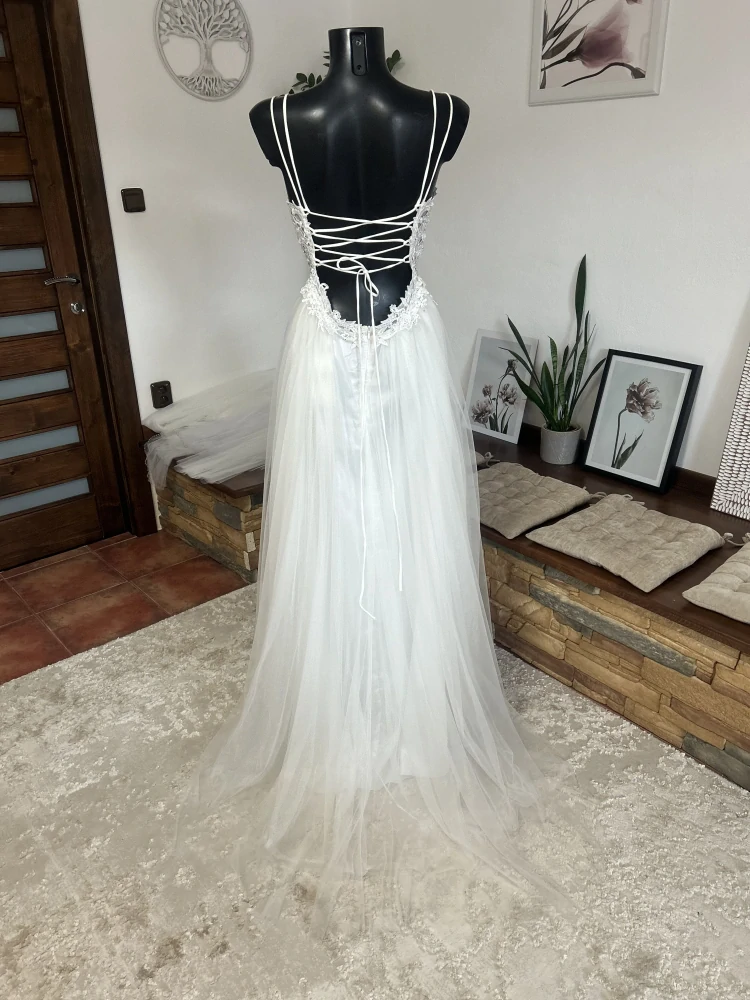 svatební šaty s rozparkem