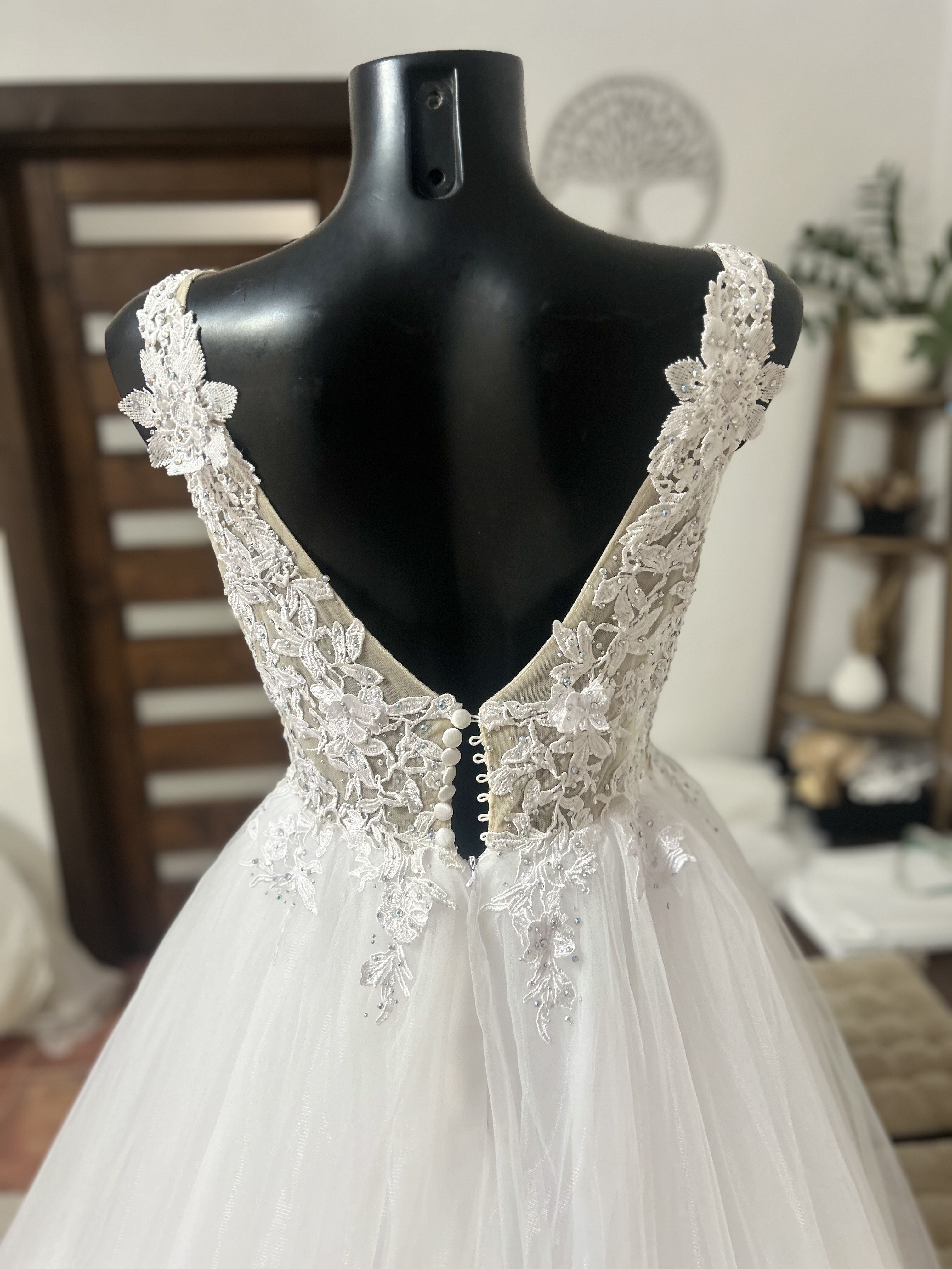 bílé svatební šaty