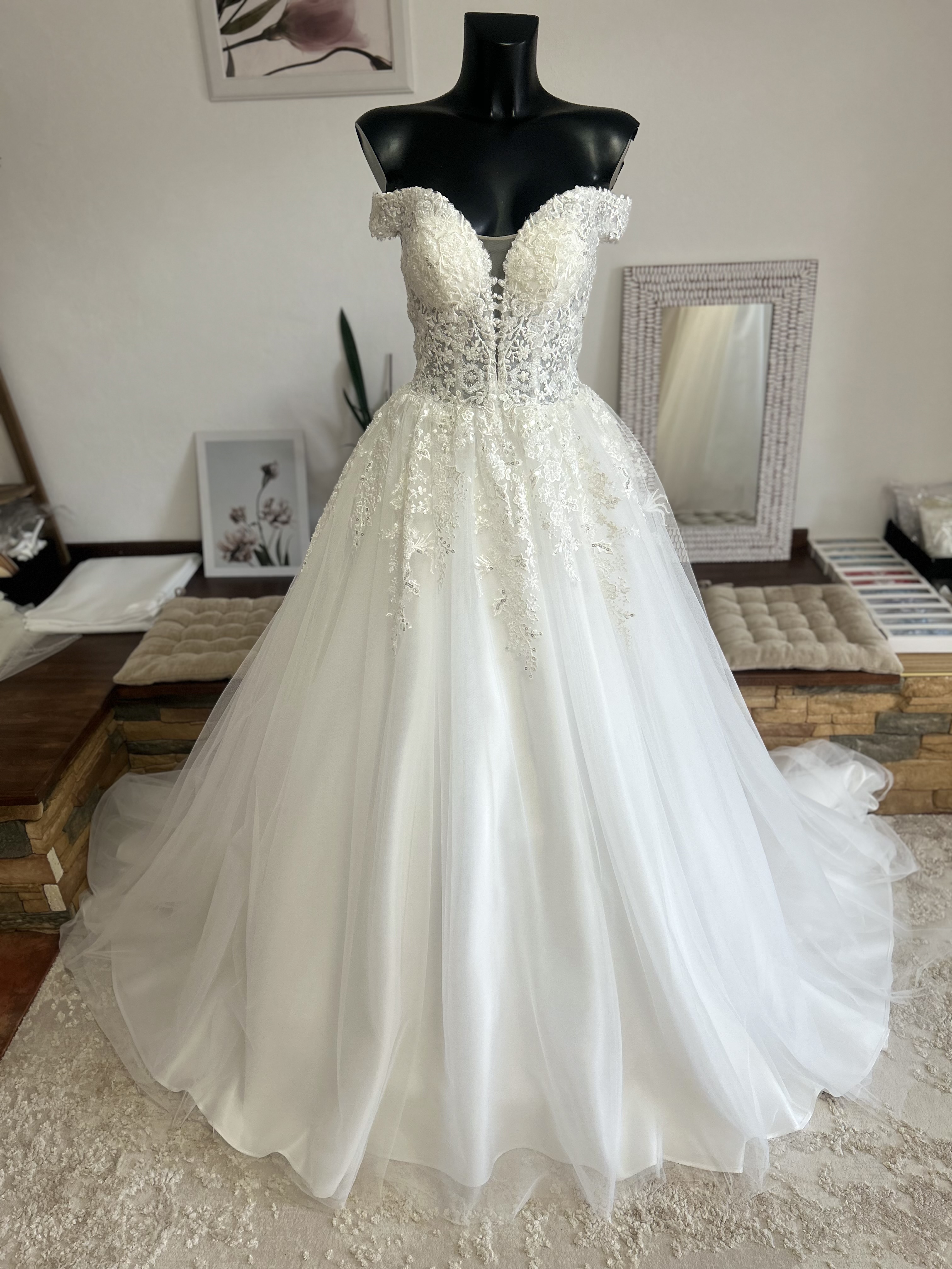 svatební šaty s vlečkou a spadlými ramínky