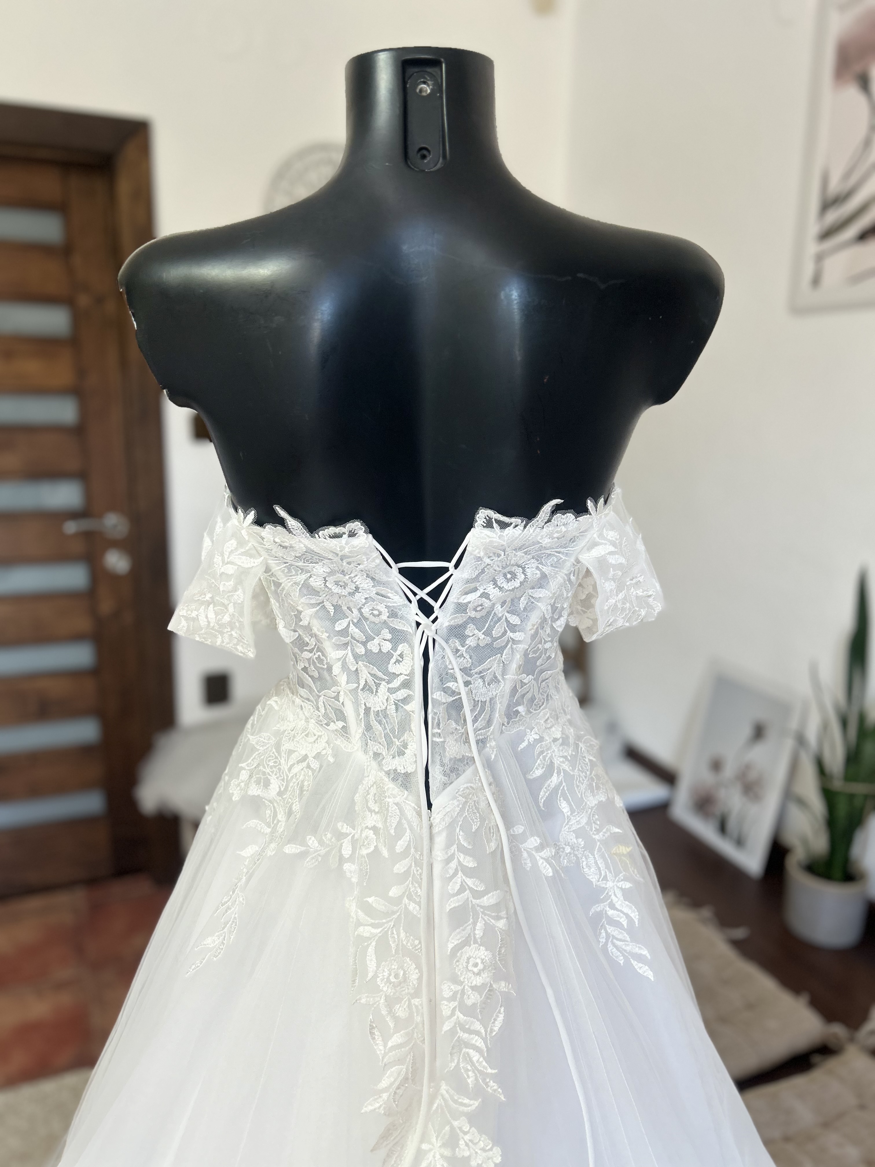 svatební šaty se spadlými ramínky