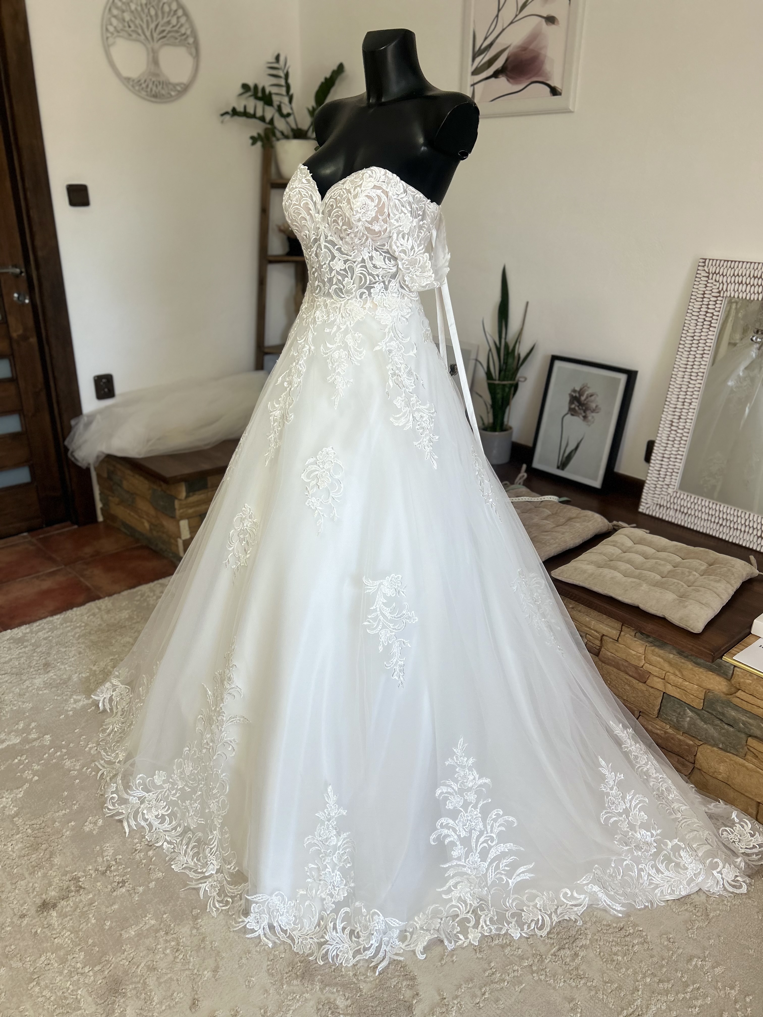 luxusní svatební šaty se spadlými ramínky a vlečkou