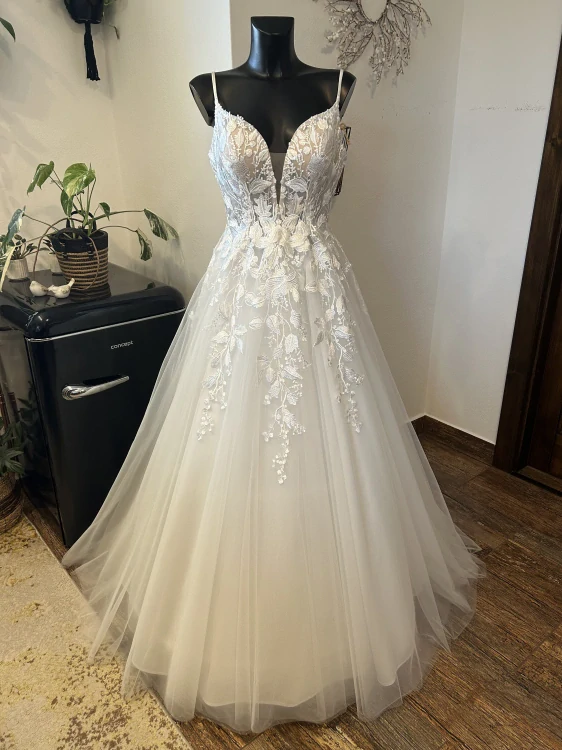 krásné svatební šaty