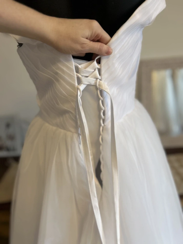 bílé svatební šaty se spadlými ramínky