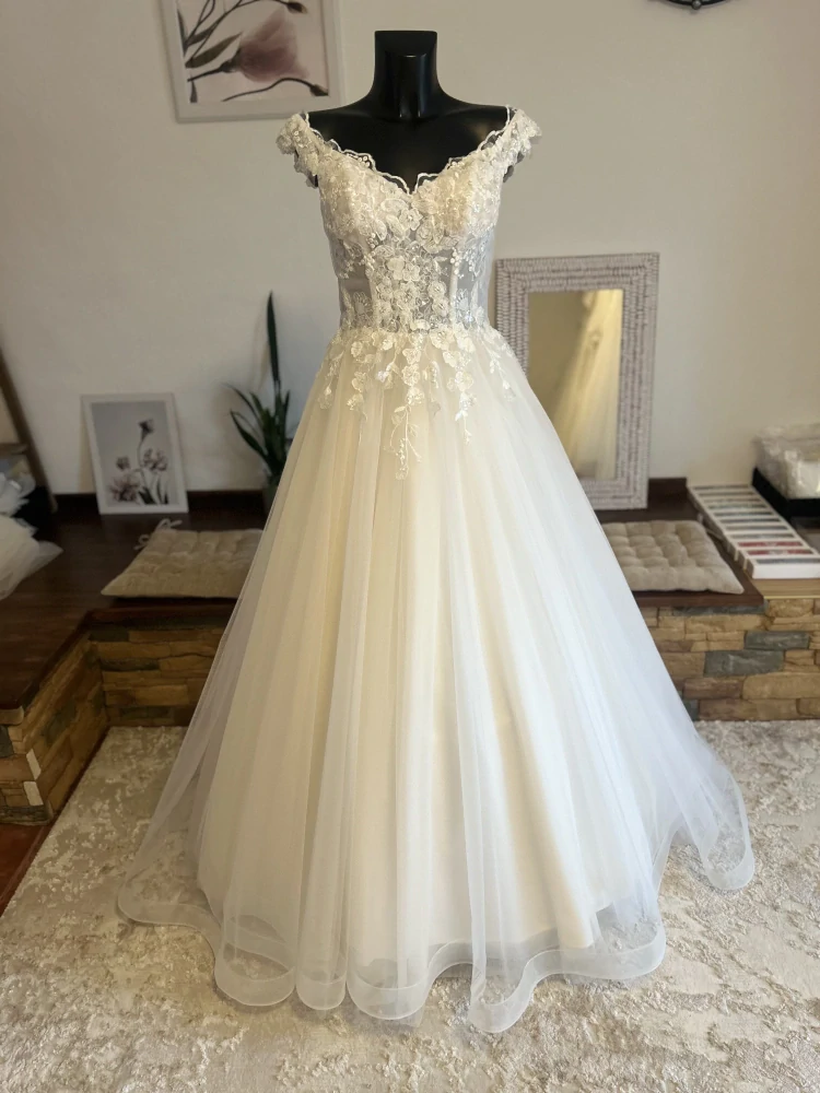 svatební šaty se spadlými ramínky