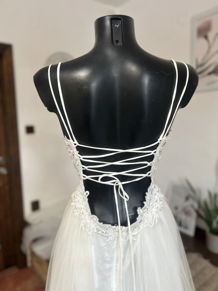 svatební šaty s rozparkem