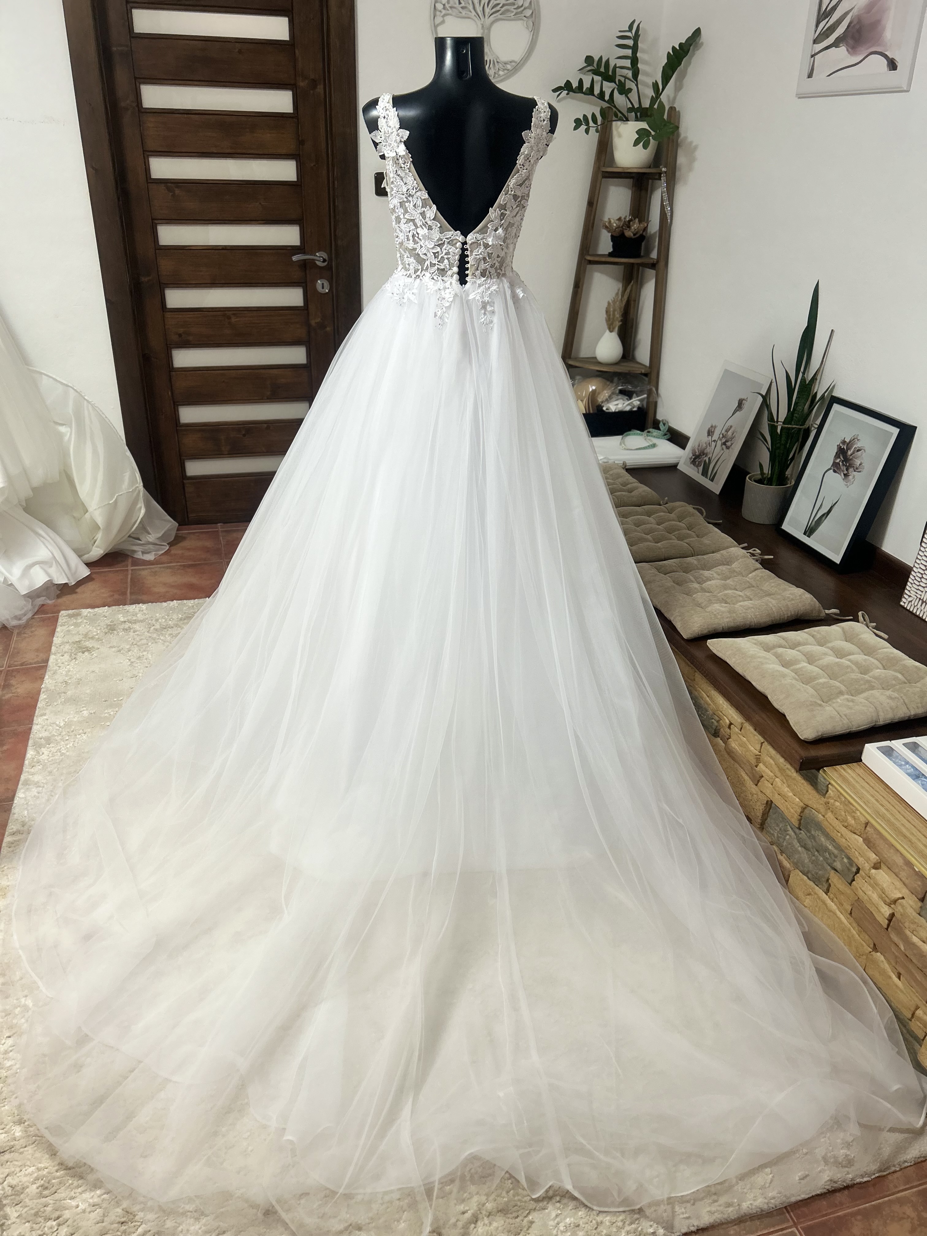 bílé svatební šaty