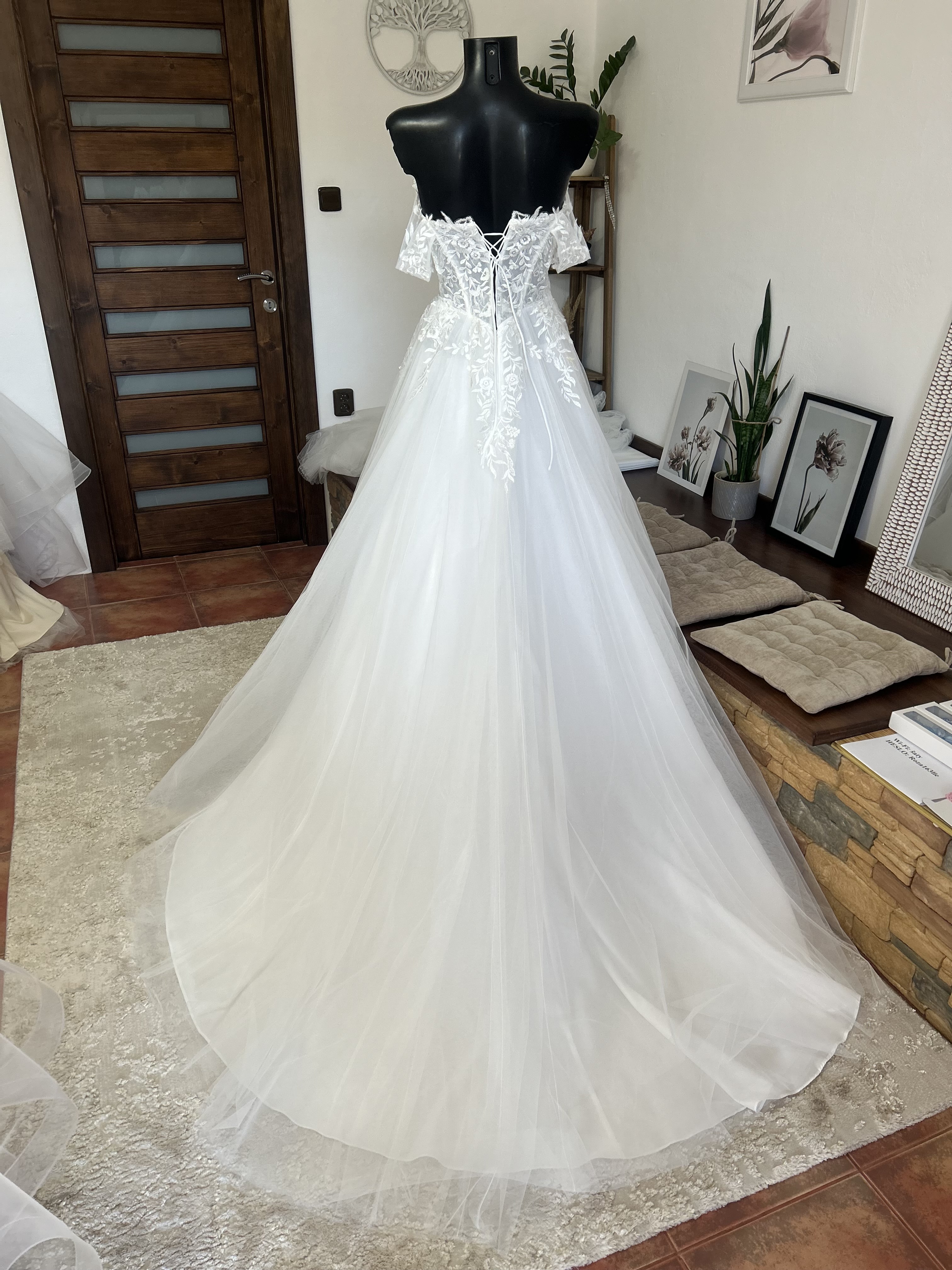 svatební šaty se spadlými ramínky