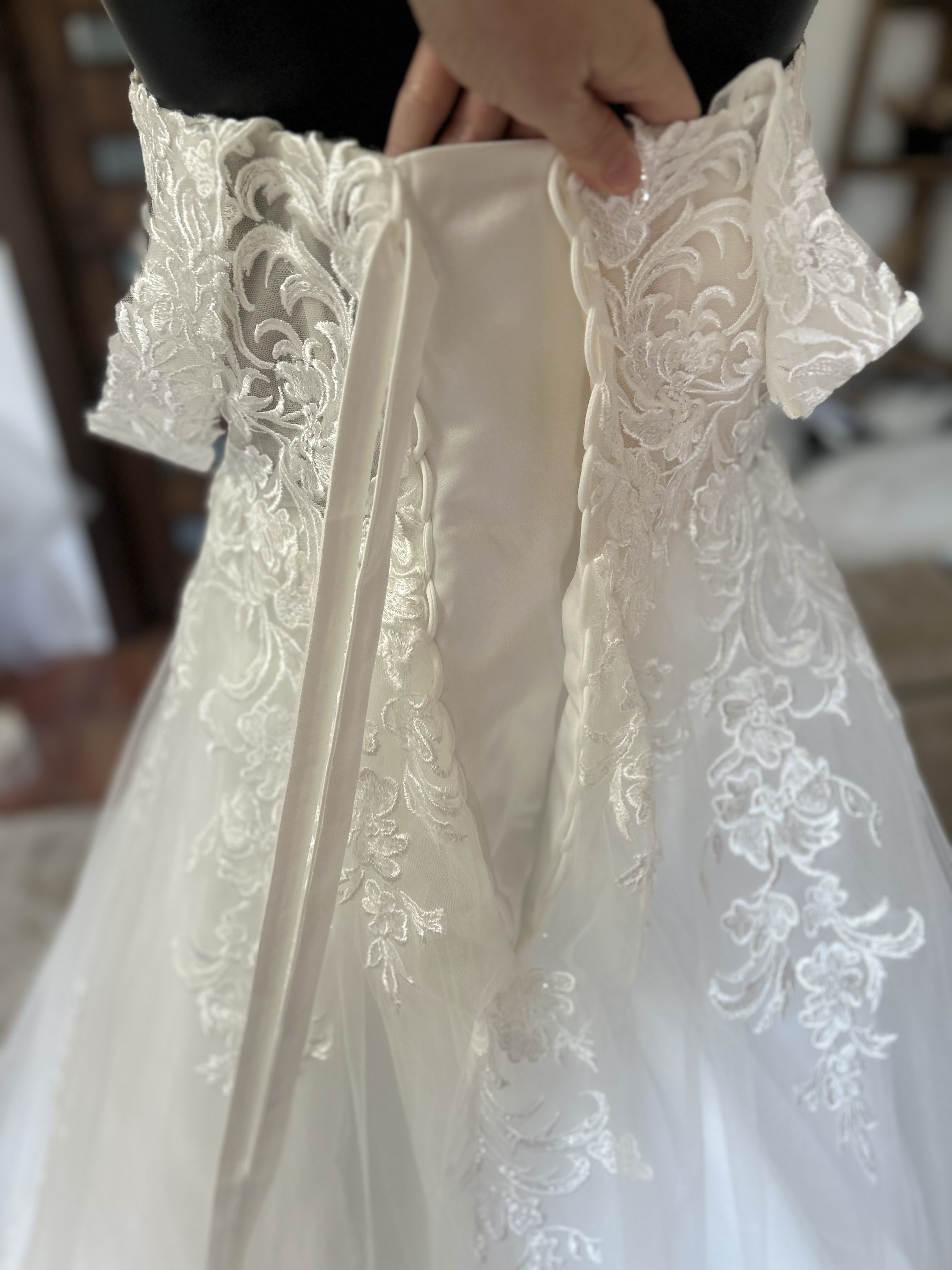 luxusní svatební šaty se spadlými ramínky a vlečkou