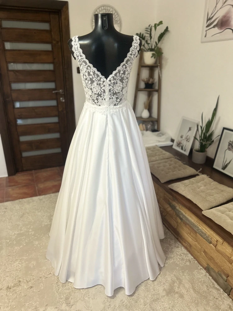 saténové svatební šaty s kapsami