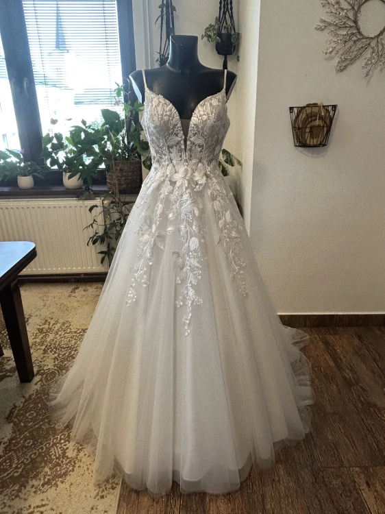 krásné svatební šaty