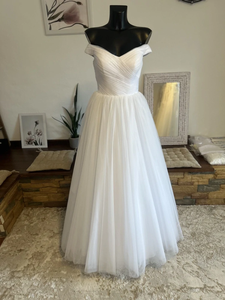 bílé svatební šaty se spadlými ramínky