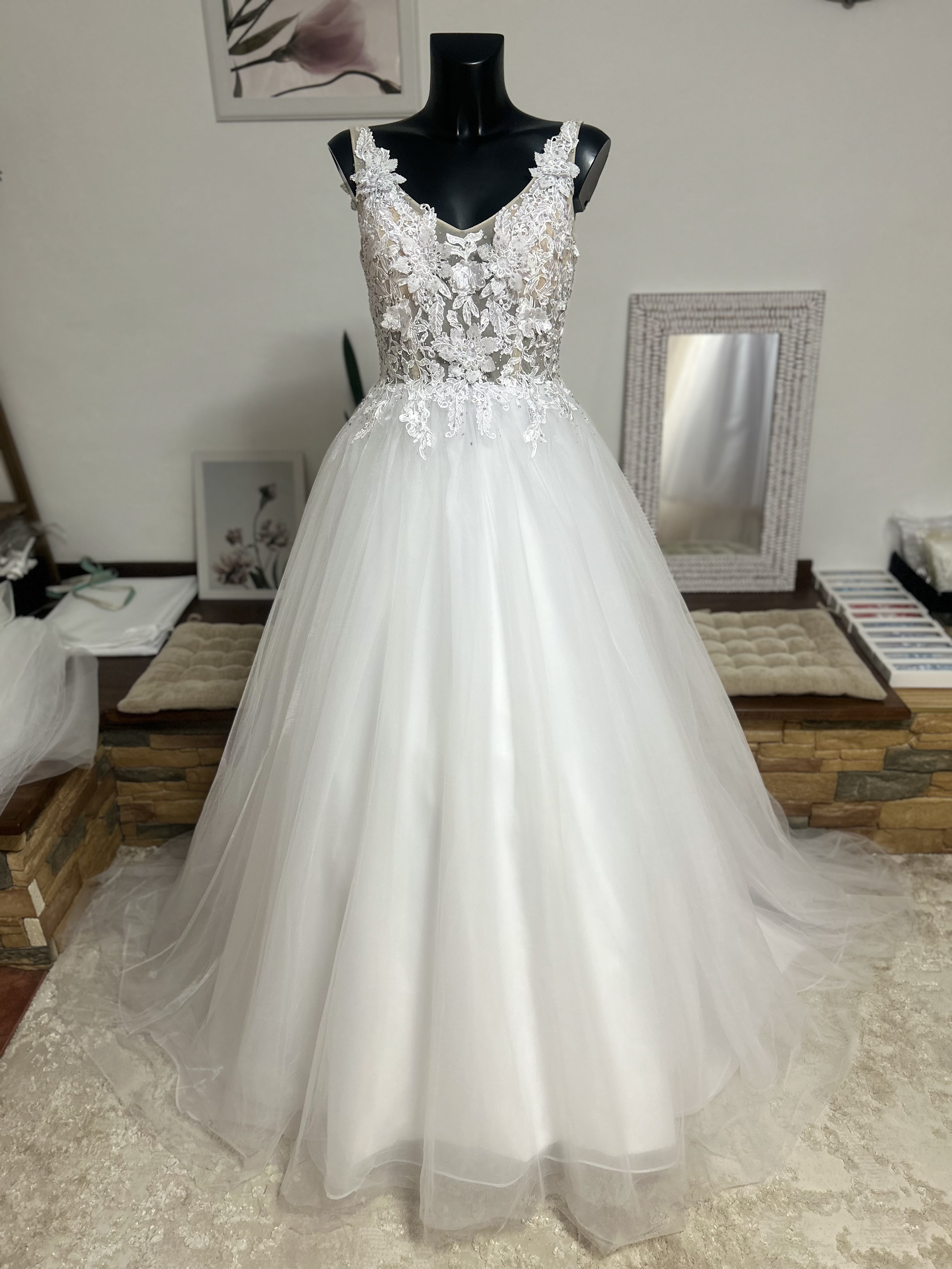 bílé svatební šaty