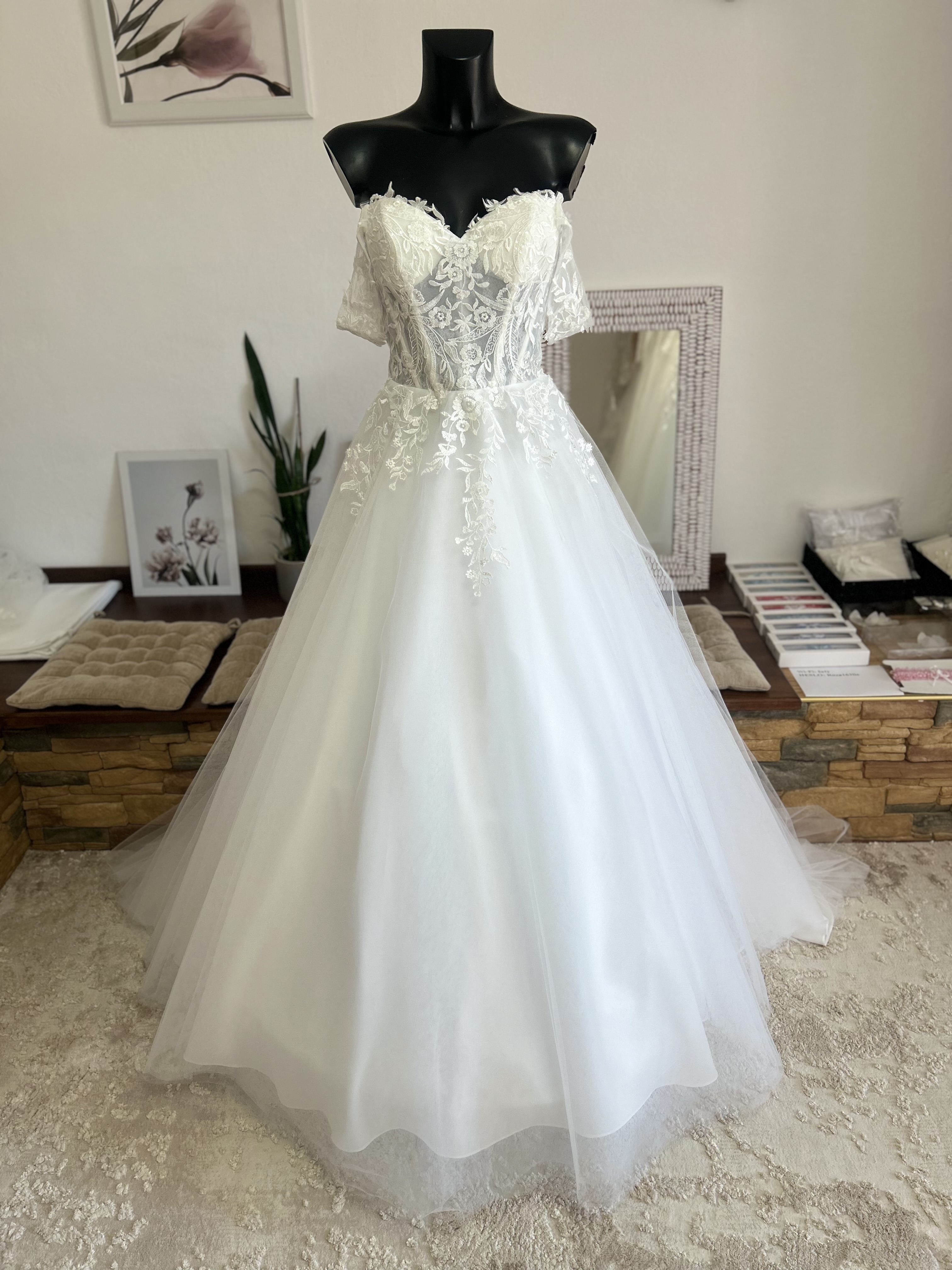 svatební šaty se spadlými ramínky