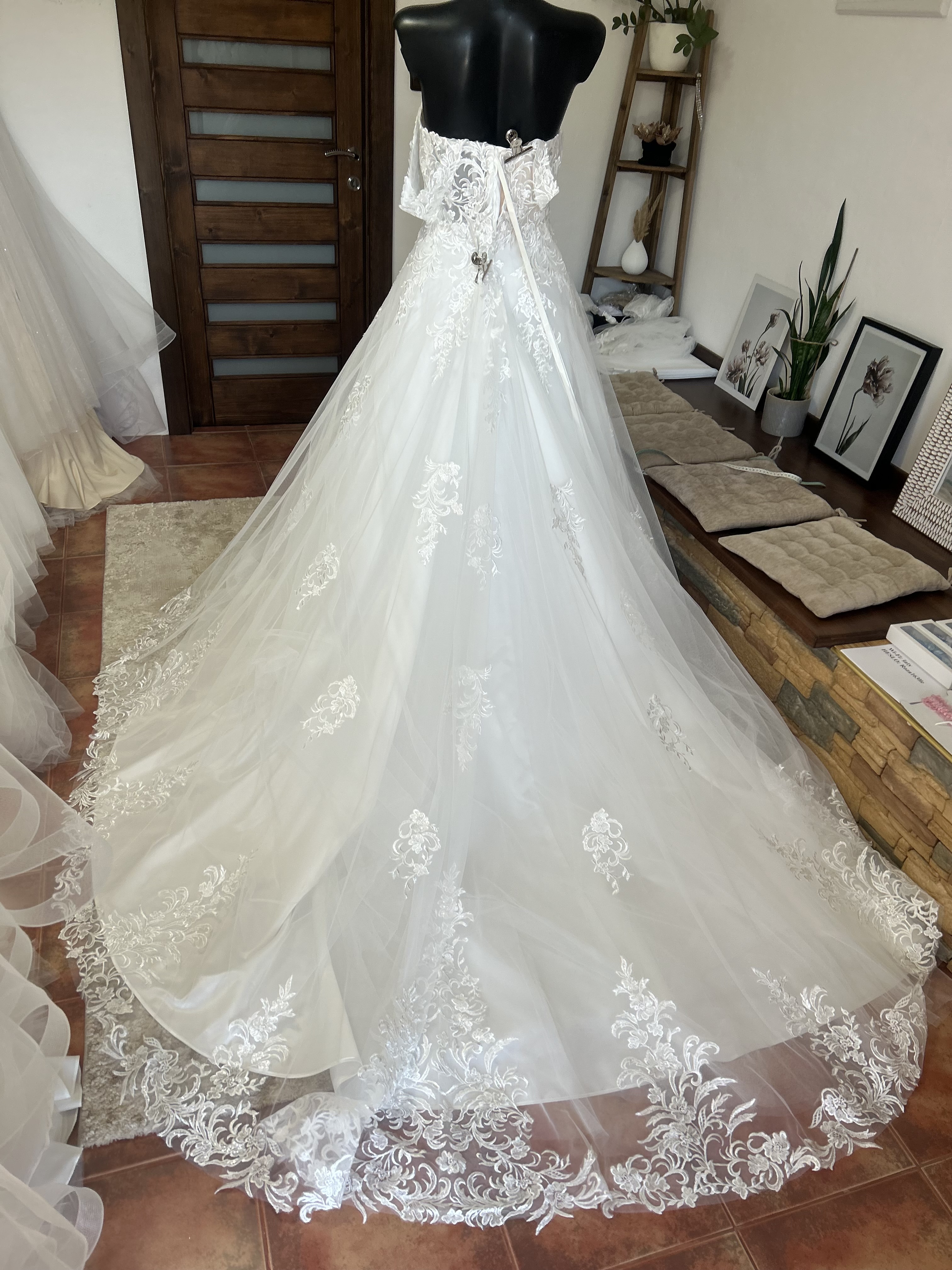 luxusní svatební šaty se spadlými ramínky a vlečkou