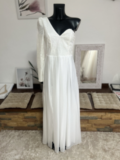 svatební šaty na jedno rameno