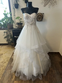 krásné svatební šaty