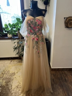 originální svatební šaty, šampaň se spadlými rameny