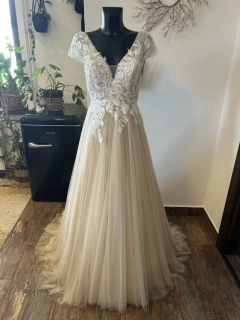 svatební šaty v barvě šampaň