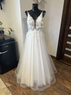 svatební šaty s 3D květy