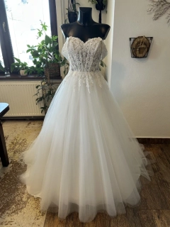 svatební šaty se spadlými ramínky