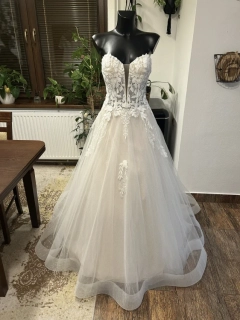 třpytivé svatební šaty