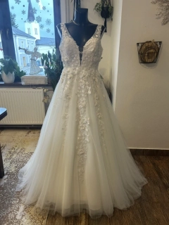 svatební šaty s květy