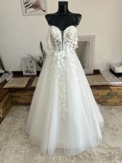 svatební šaty se spadlými ramínky