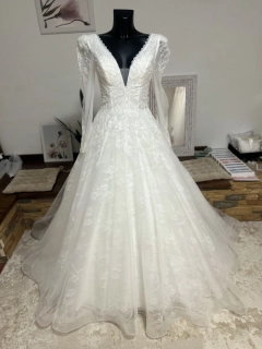 krásné svatební šaty s krajkou a dlouhými rukávy