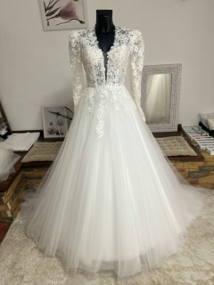 svatební šaty s dlouhým rukávem